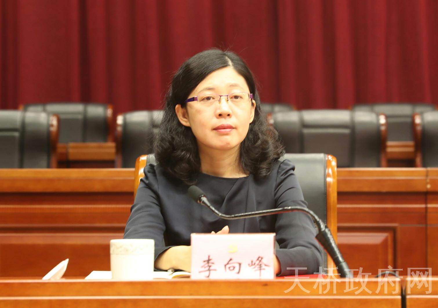 区政府副区长李向峰宣读表扬决定