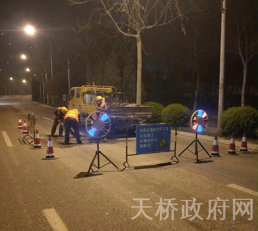 二环北路沥青坑槽修补夜间施工现场