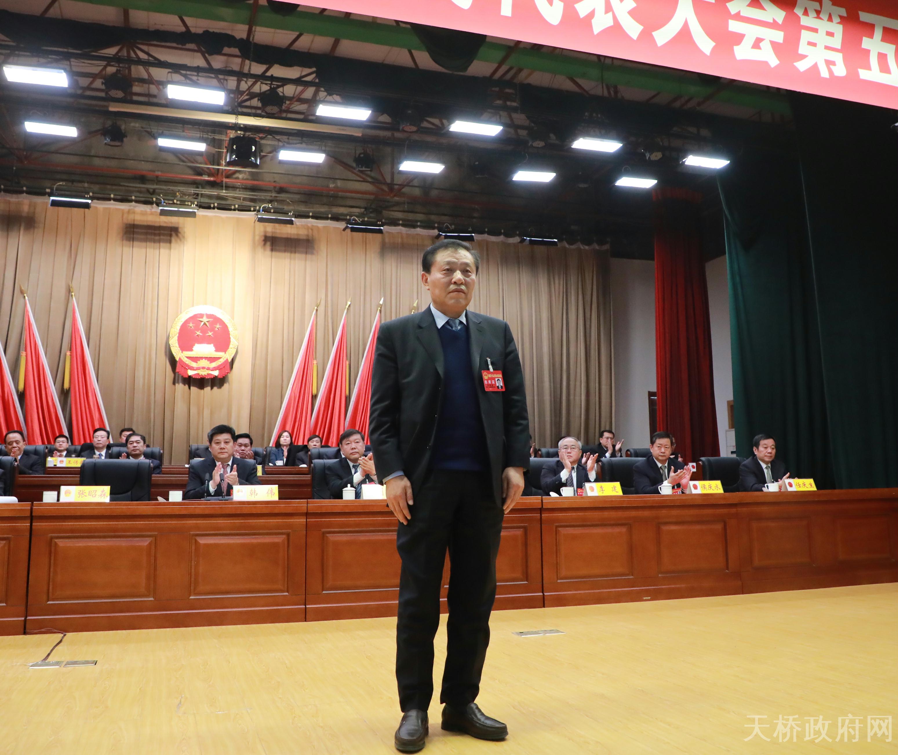 随后,新当选的天桥区第十八届人民代表大会常务委员会主任张昭森与