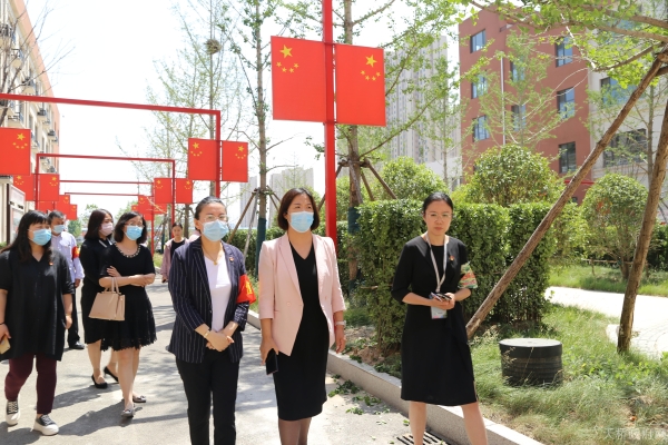 区教体局局长党组书记区委教育工委常务副书记张萍察看小学36年级开学