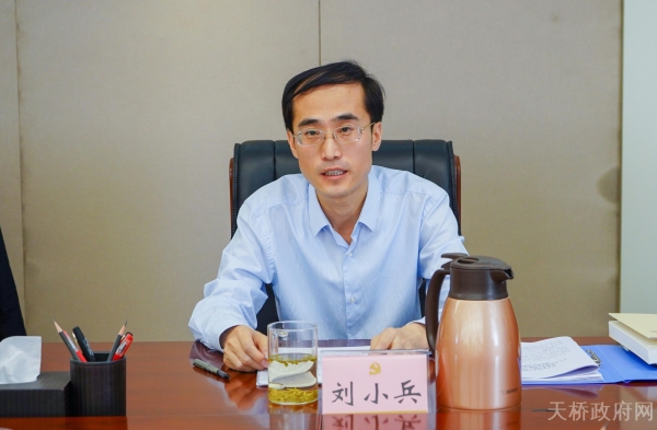 区委副书记,区长亓伟领学了《论党的宣传思想工作;区委副书记刘小兵
