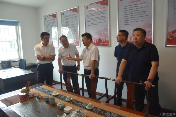 乔梁调研代表联络站建设工作