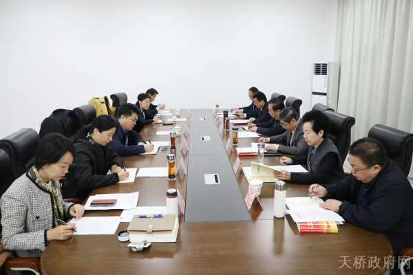 区委理论学习中心组举行集体学习