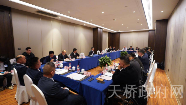 孟帅参加民建、经济、农业界别联组讨论