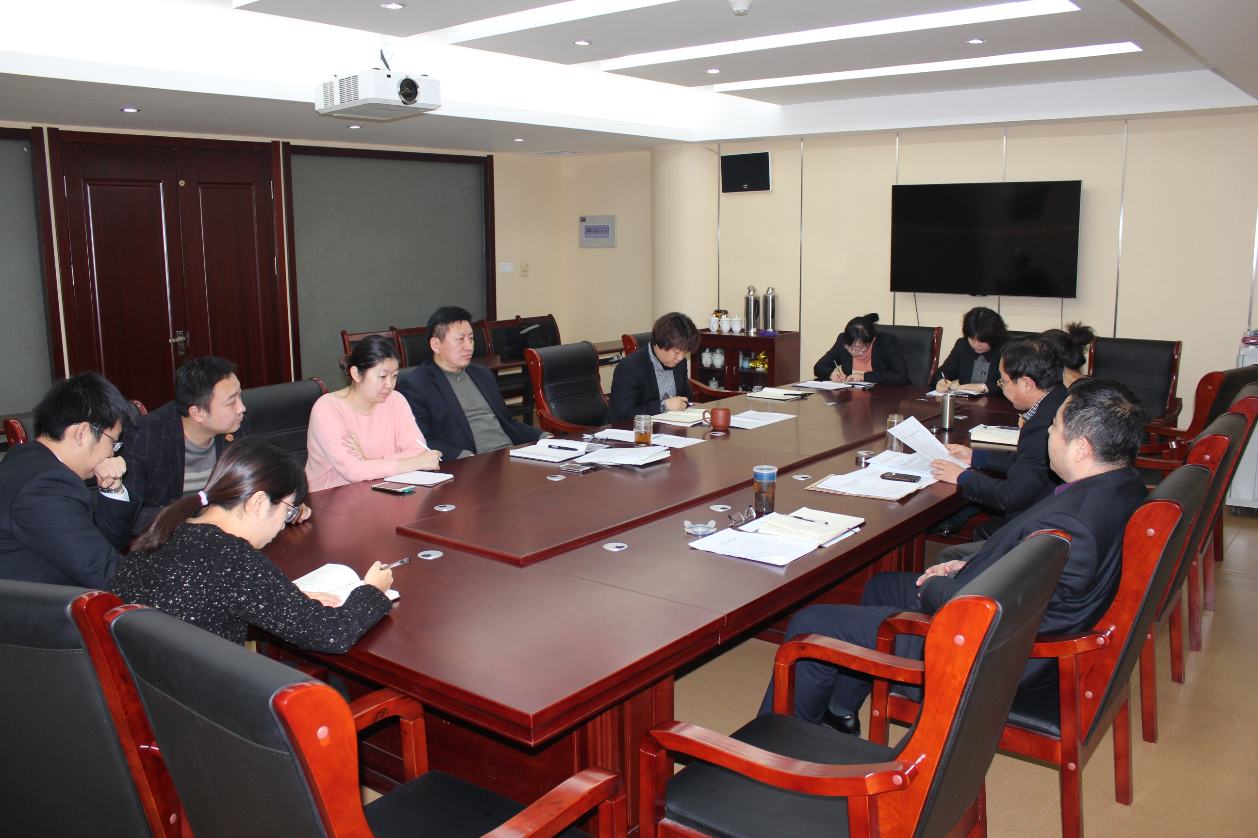 区政务服务中心管理办公室 学习贯彻区委十一届九次全会精神