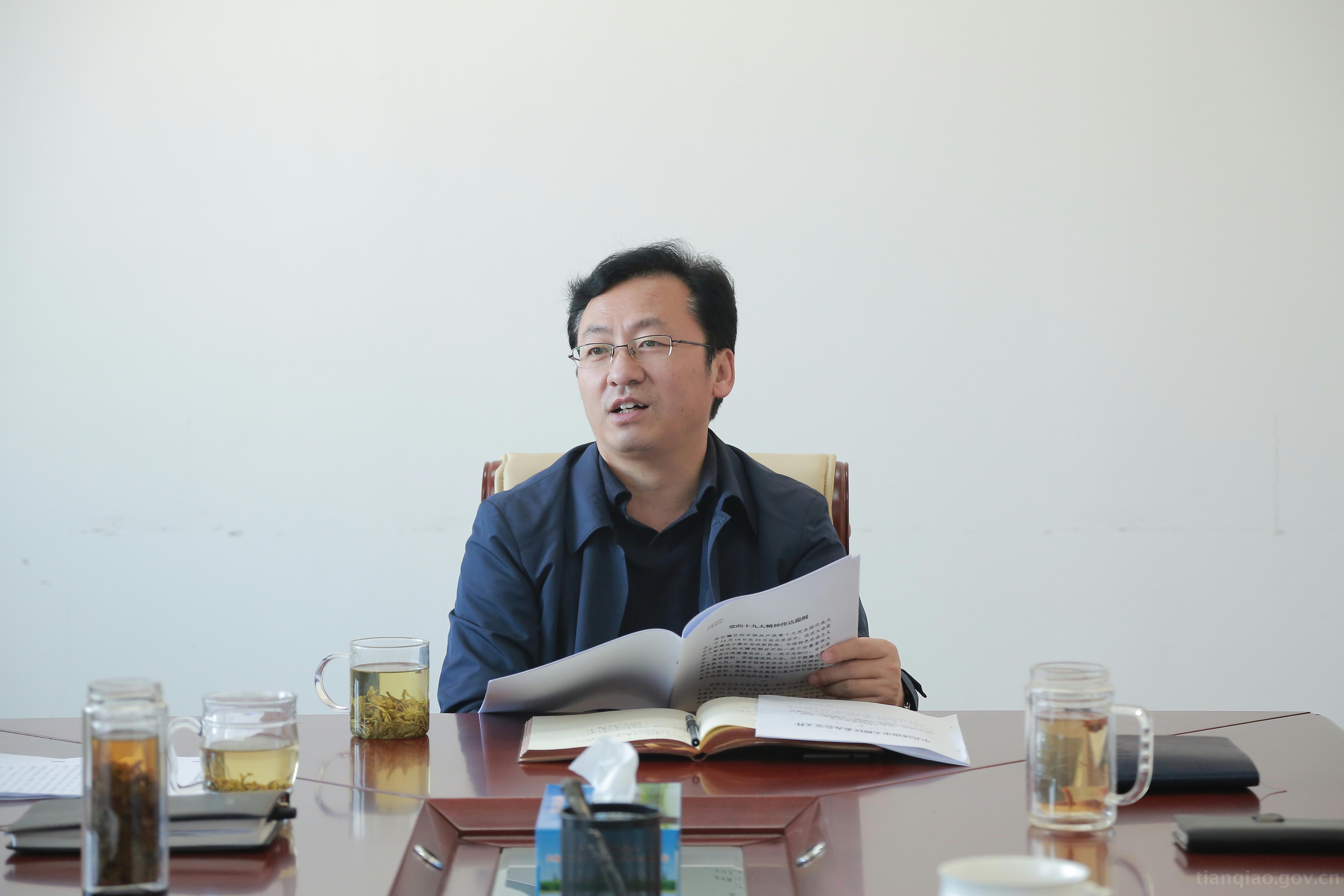 区委常委,政法委书记张永强主持会议